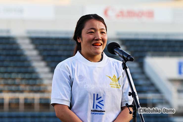 あいさつする日経大・渡部はるあキャプテン