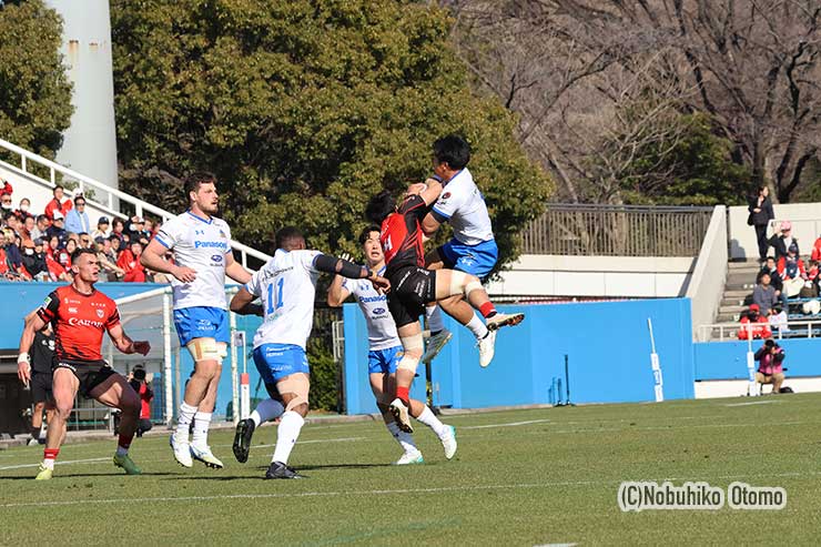 ハイボールを競り合う横浜・石田と埼玉・野口