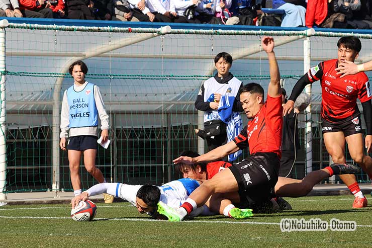 46分、埼玉WTB竹山がキックを追ってトライ