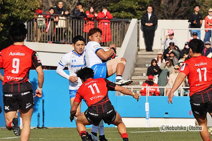 後半出場の埼玉FB山沢京平、明大の後輩石田吉平のプレッシャーを受けながらハイボールを捕球