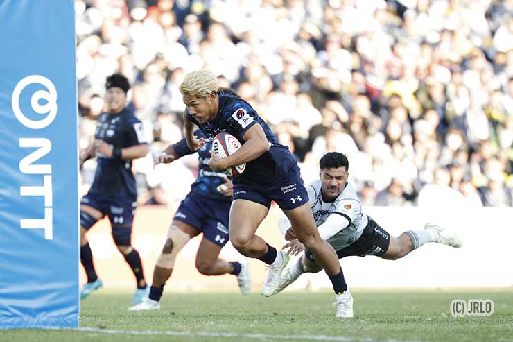 リッチー・モウンガを振り切り移籍後初トライを決める山中亮平