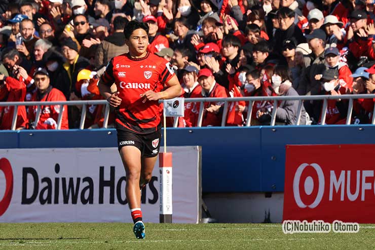 横浜の武藤は後半FBで出場、右隅の難しいコンバージョンを決めた