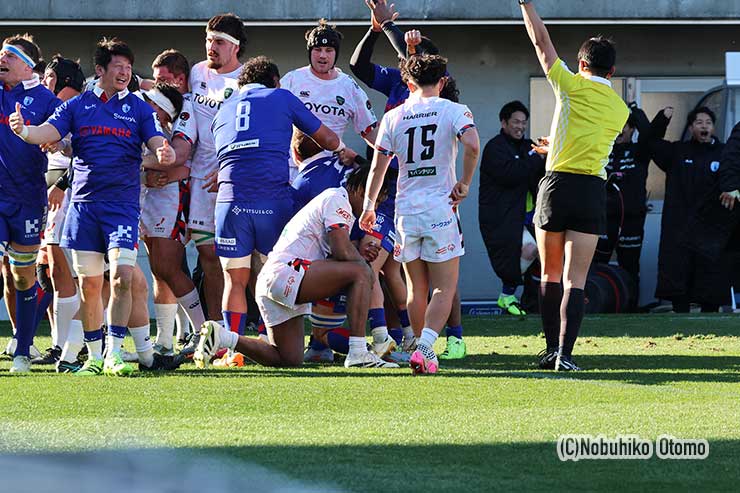 後半17分、静岡FWがスクラムトライ