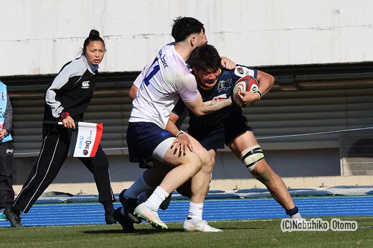 タックルを受けて前に出る戸田LO牧野真也