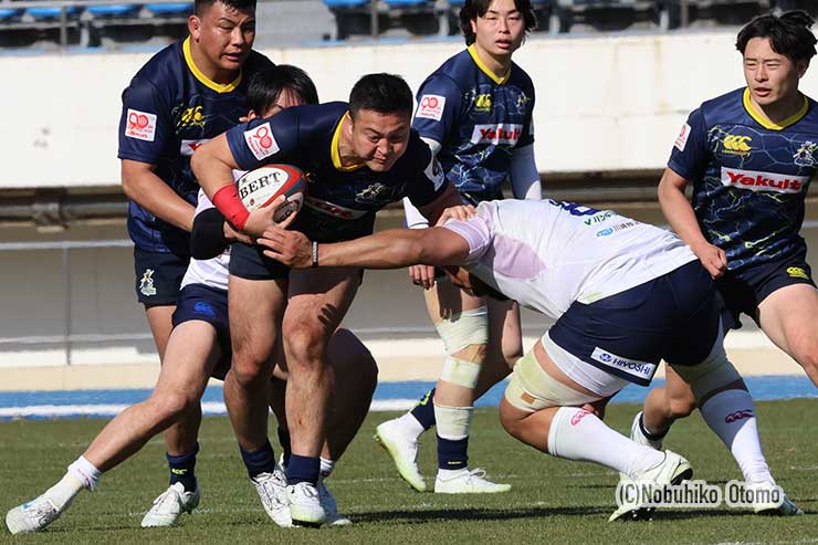 タックルを浴びて前に出る戸田CTB白井