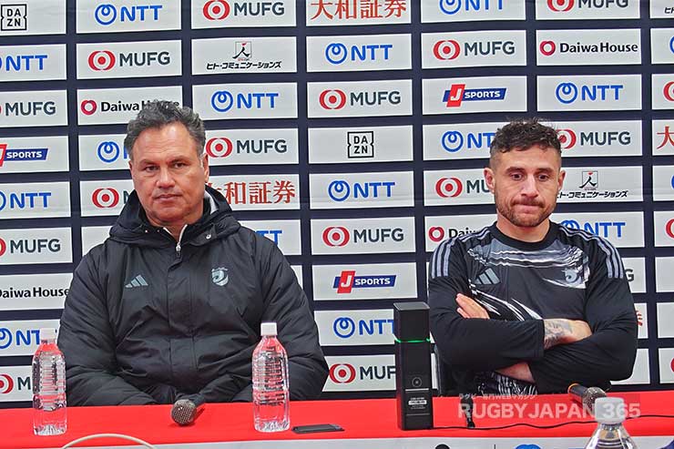 タンバイ・マットソンHC（左）とTJペレナラキャプテン（右）