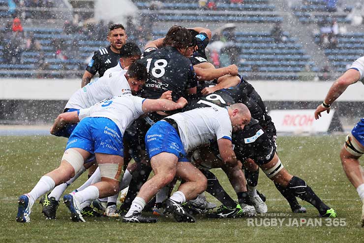 モールを押し込むブラックラムズ