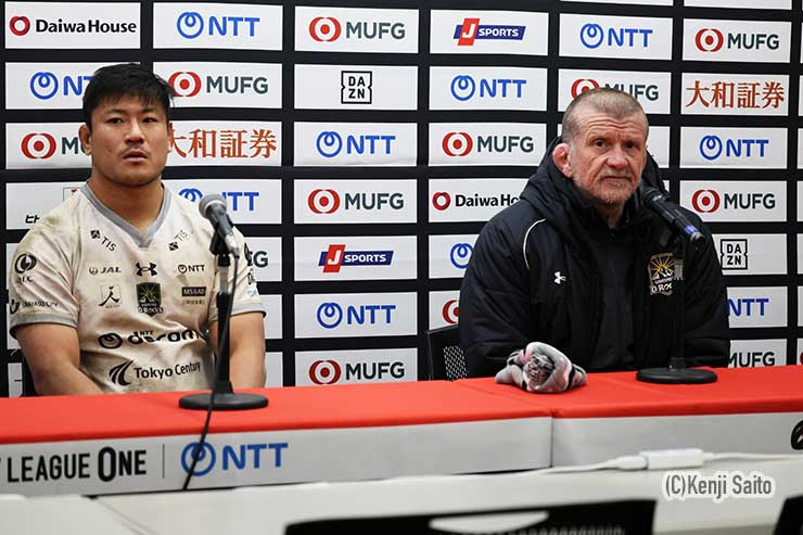 グラハム・ラウンツリーHCと藤村琉士キャプテン