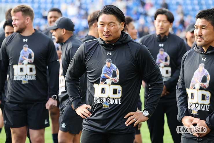 選手兼ディフェンスコーチの布巻峻介を「どんな選手にもはっきりと接することができる。僕にもそう接してくるのはあいつくらい」と評する。