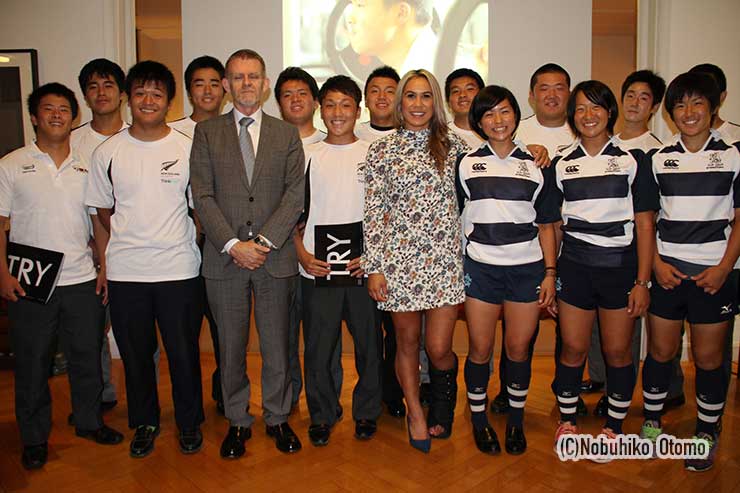 2014年報告会で。前列右端はサクラxvの小林花奈子（アルテミ・スターズ）