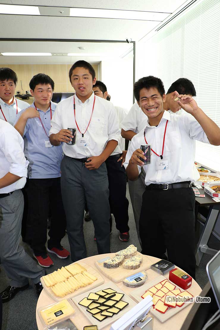 フォンテラ社で行われた壮行会ではNZ名産のチーズも振る舞われた