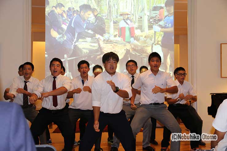 2016年報告会で。留学生たちがハカを披露