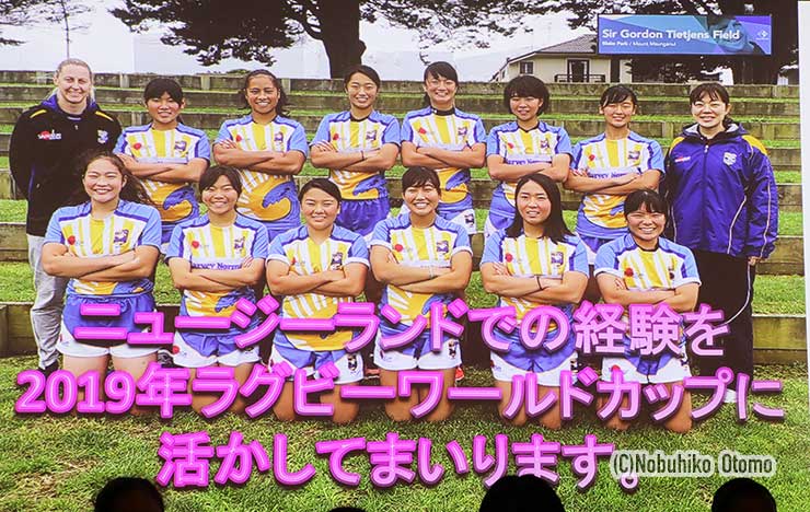 2018年女子プログラムの現地で。後列左から3人目がサクラxvの香川メレ優愛ハヴィリ