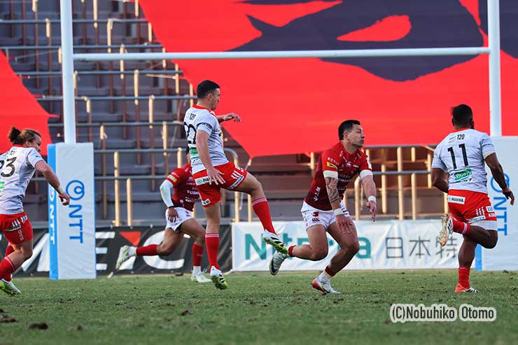 ブリン ・ガットランドがキックパス