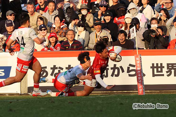 石岡玲英が右隅にトライ
