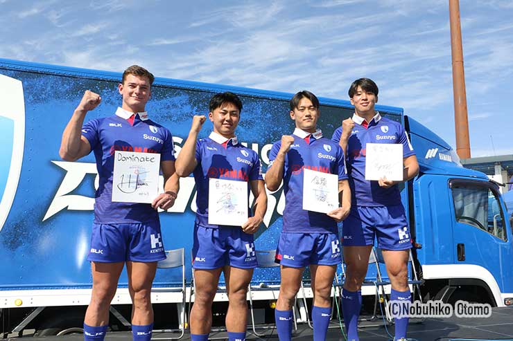 試合前に行われたレヴズの新入団選手公開会見(左からCTB/WTBフルックス、WTB御池、CTB/FB/SO奈須、LO能勢)