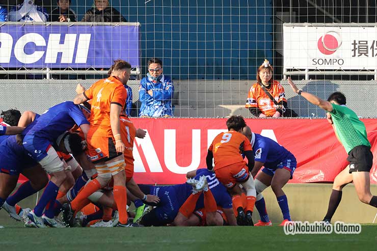 数的劣勢になったスピアーズが逆に攻勢に出た