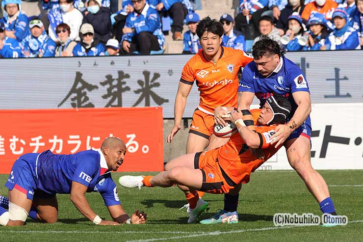 スピアーズWTB根塚を静岡WTBテファレが捕まえる