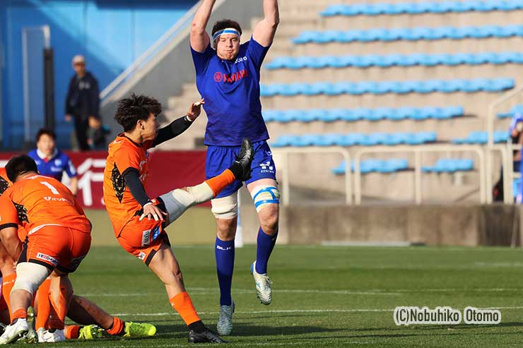 スピアーズの藤原にプレッシャーをかける静岡LOダグラス