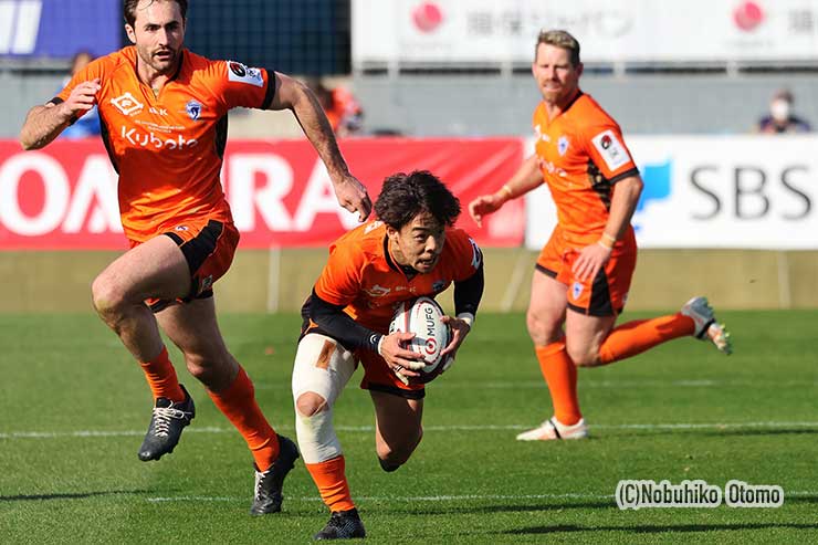 相手の落球を見逃さずスピアーズSH藤原が拾う