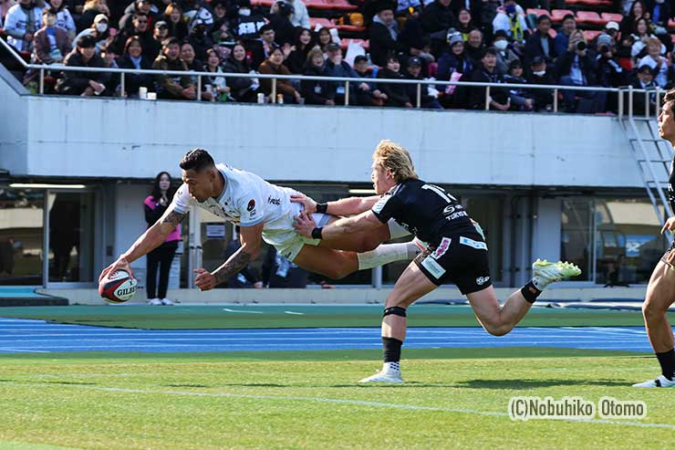 終了直前、浦安はフォラウが2トライ目、この2試合で5トライ