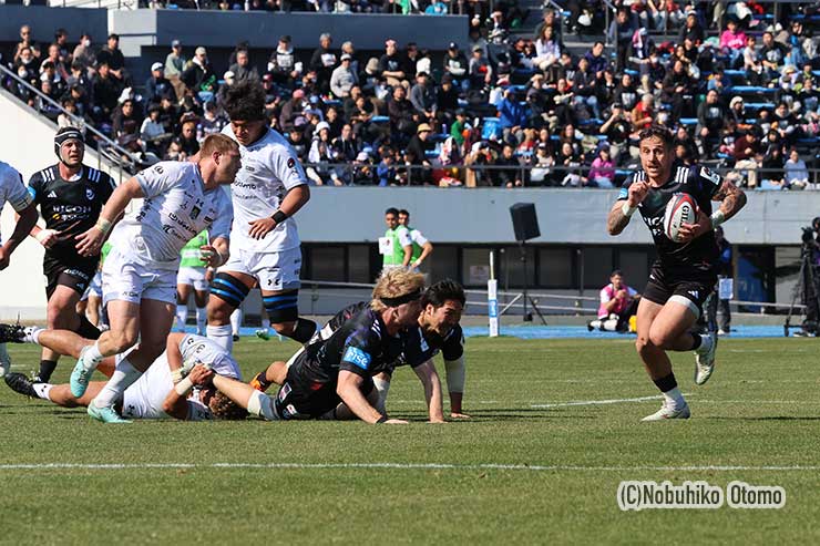 突破を図るラムズのペレナラ主将