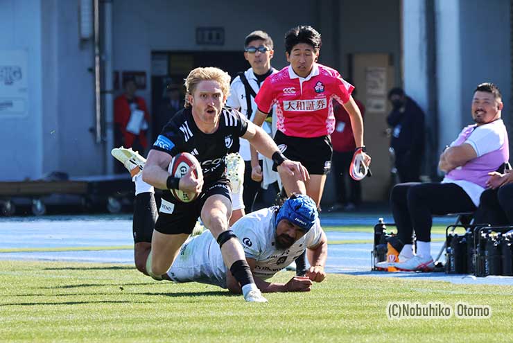 アイザック・ルーカスは倒されても起き上がってボールをつないだ