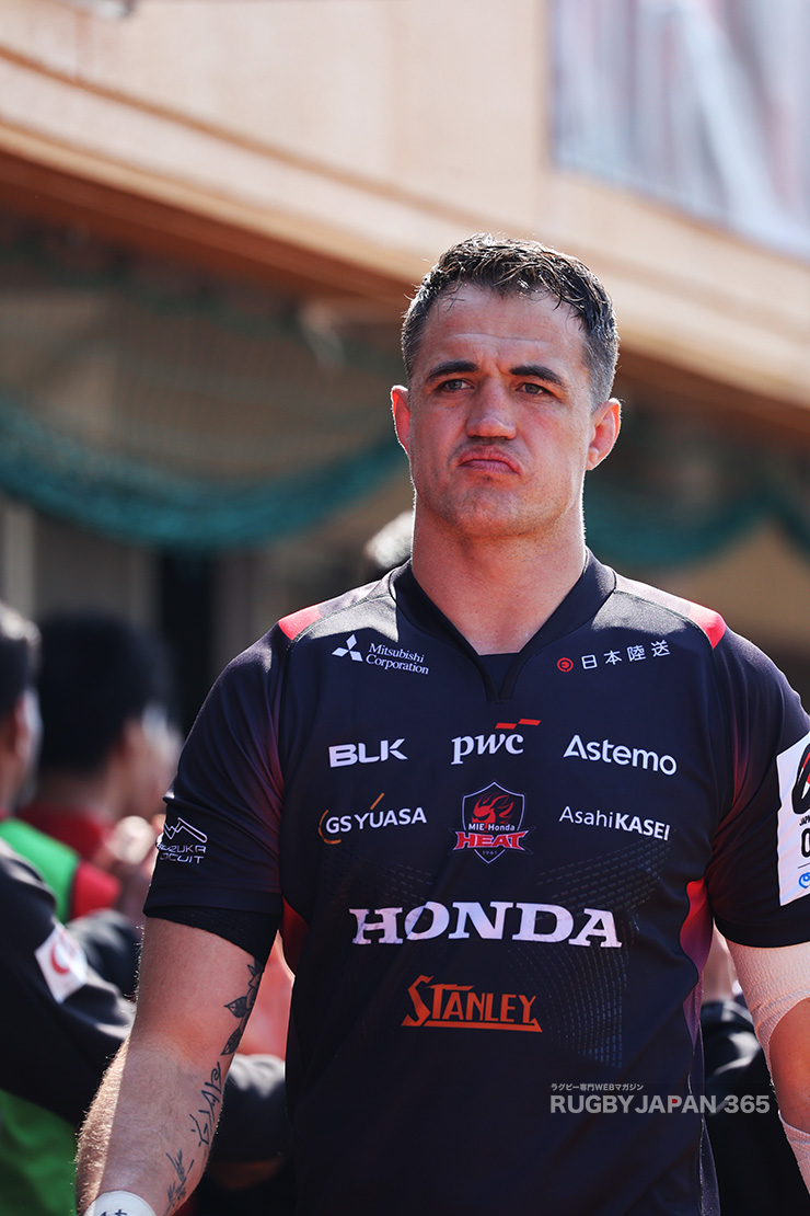 フランコ・モスタートゲームキャプテンを先頭に入場するヒート