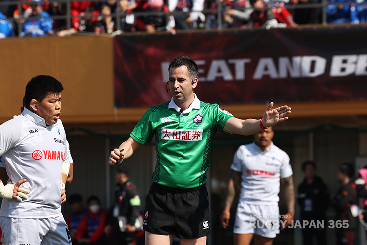 レフェリーを務めたルドヴィックカイヤ(仏)