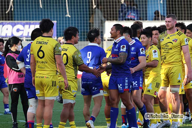 健闘を称える両チーム