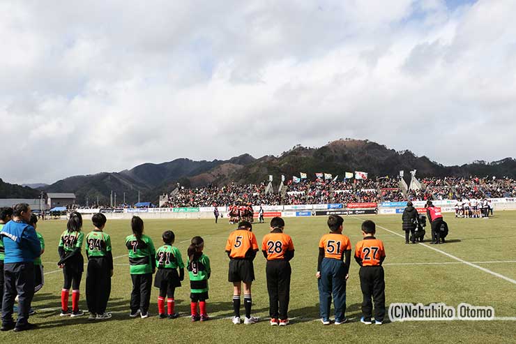 試合前、スタジアム全体で黙とうを捧げた