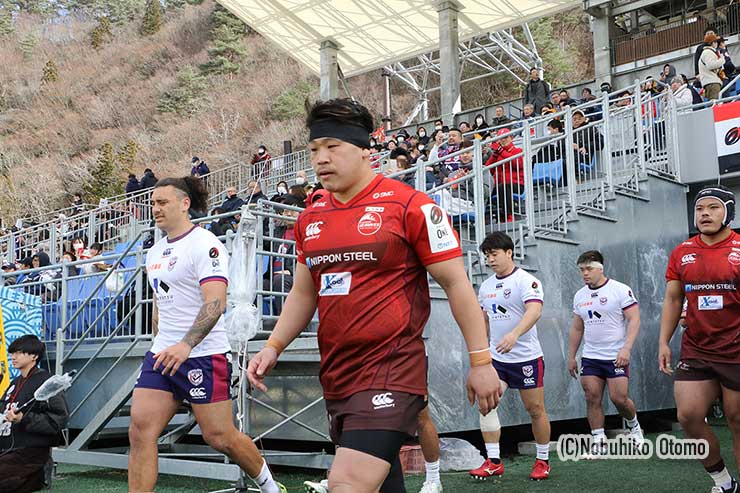 釜石・河野、花園・ウマガジェンセン、両主将を先頭に入場