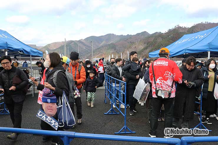 スタジアムには開門前から長い行列ができた