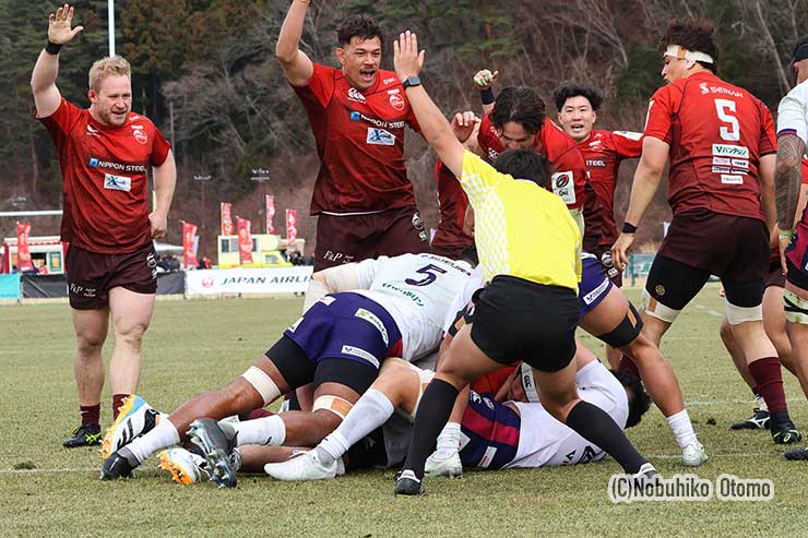後半3分、FL高橋のトライに喜ぶ釜石フィフティーン