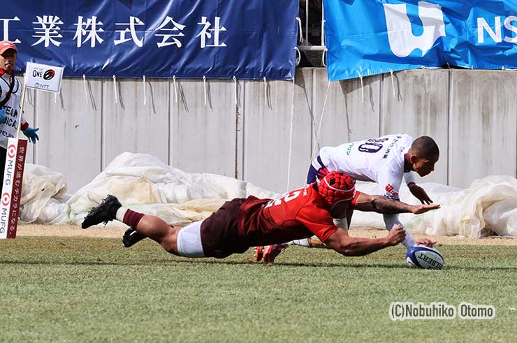 前半32分、釜石トンガと花園リボックが競り合う