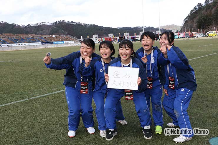 ゲームをサポートした花巻東の女子ラグビー部員たち