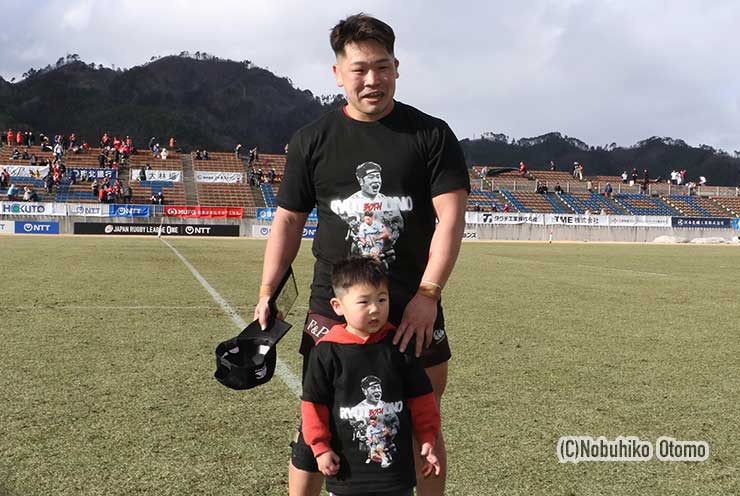 POMにも輝いた釜石の河野主将、50キャップのお祝いに、じっとしていない息子と