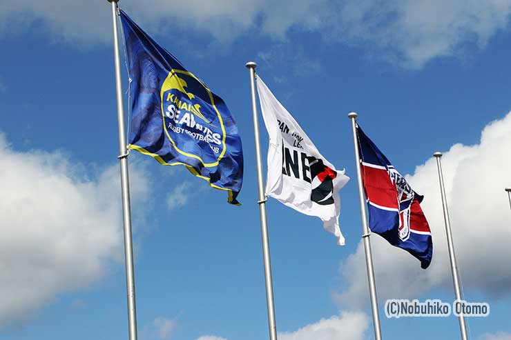 釜石鵜住居復興スタジアムは試合前から強い風が吹きつけた