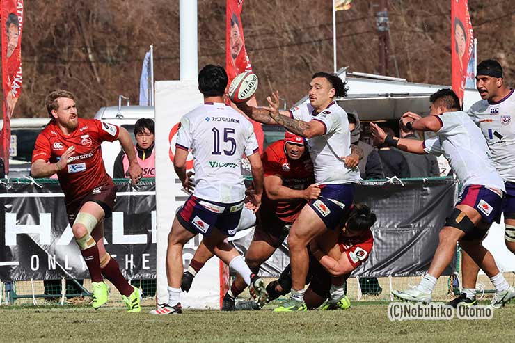 プレッシャーを浴びながらボールを活かす花園ウマガジェンセン主将