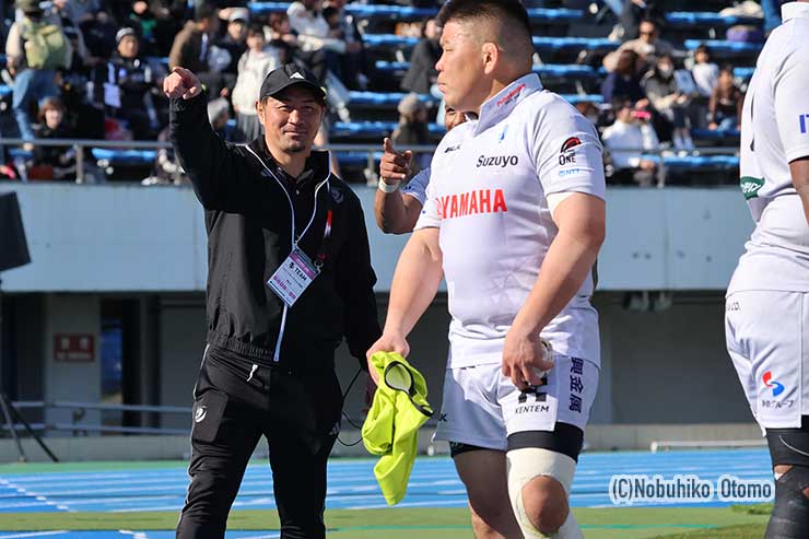 ブラックブラックラムズの有賀剛アシスタントコーチは元レヴズ、試合後はあいさつの輪ができた