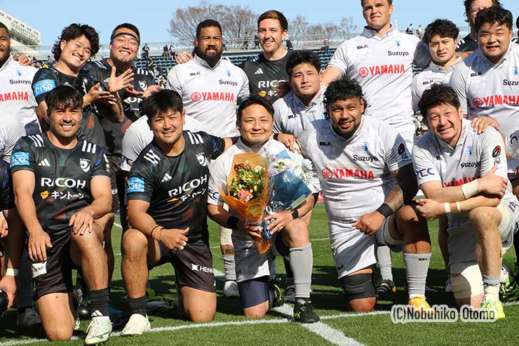 試合後、レヴズ日野剛志の通算150キャップ祝賀セレモニーが行われた