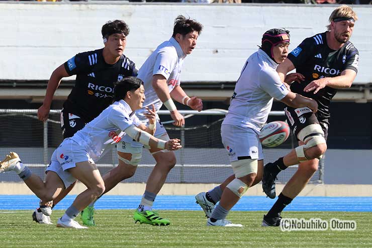 途中出場でリズムよくパスをさばいた静岡SH細矢