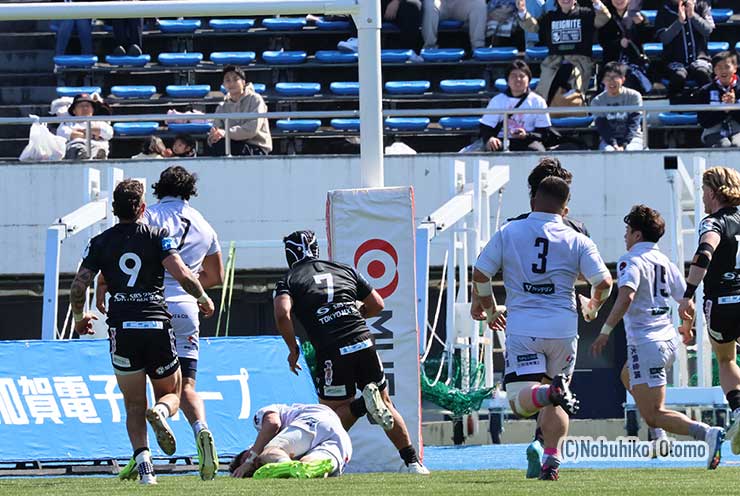 ブラックラムズは31分、松橋がトライ