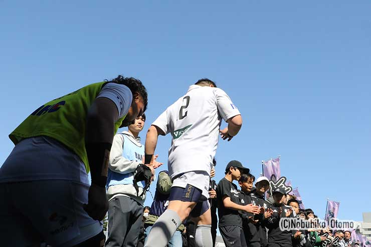 150キャップ達成のHO日野剛志が先頭で入場