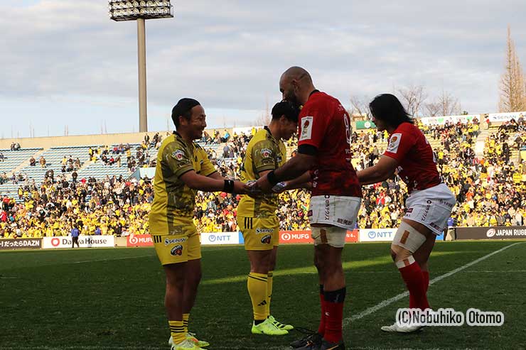 今季で引退する東京SGの中村亮土、流大両選手へルーパスが集めた寄せ書きフラッグを贈呈