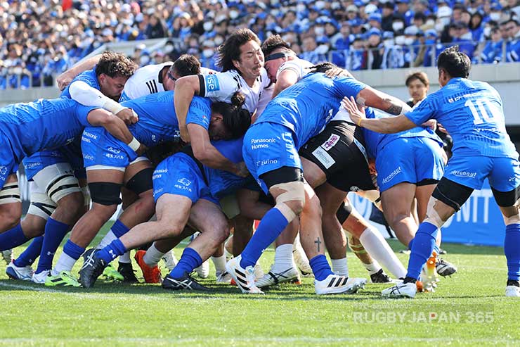 モールを押し込むブラックラムズ