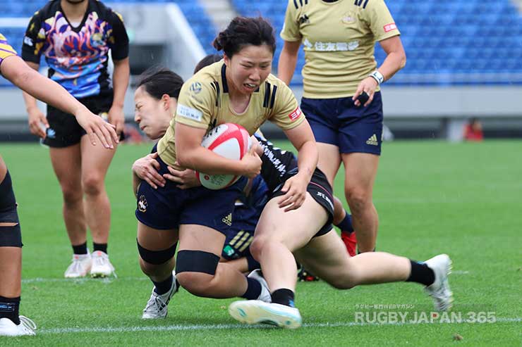 このチャンスに和田萌里がトライ5-12として前半を終えた.