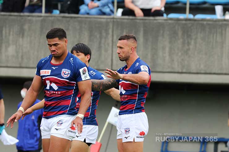 試合終了後歓喜と思いきや抑えてとメンバーを落ち着かせるクーパー