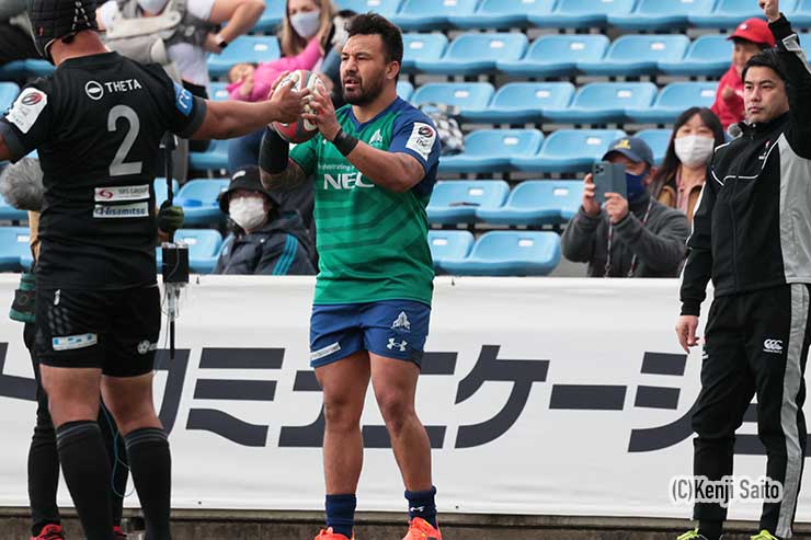 グリーンロケッツは3点差という状況でトライを選択。