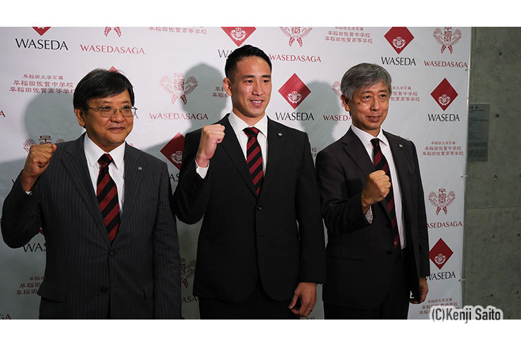 左から、渡邉義浩理事長、山下昂大氏、吉江修校長